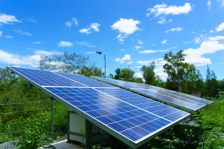 Kom igång – ta första steget mot ett hållbart och ekonomiskt smart energisystem och lär dig mer om våra solcellspaket och lösningar hos solsave.se.